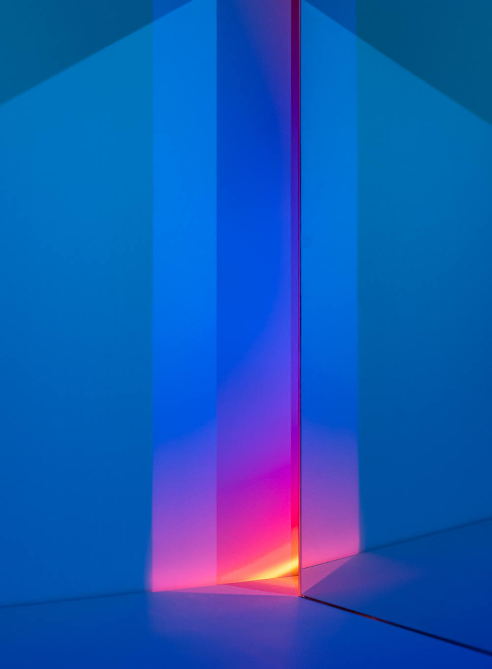 Haz de luz azul y magenta sobre fondo oscuro, imagen abstracta de cabecera